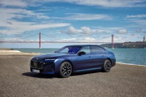 bmw-i7-m70-frozen-tanzanite-blue-75